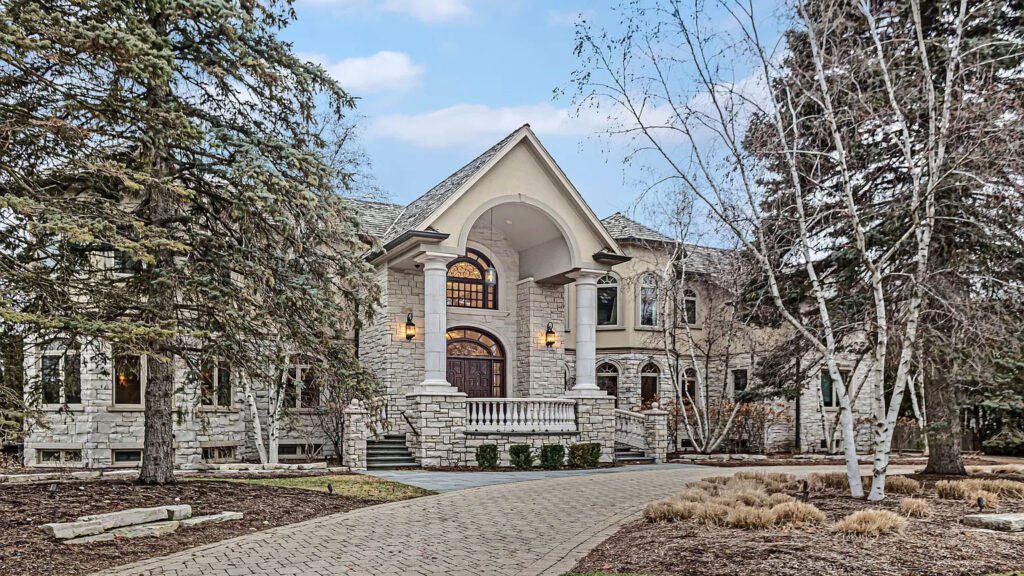 Looking for a lavish retreat? This £2.6m mansion in Northbrook, Illinois offers six bedrooms, eight bathrooms, and a surprising feature: a sprawling model train set in the basement. With over 20,890 sq ft of space, including a gym, sauna, and playroom, it's a dream home for train enthusiasts.