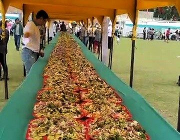 The world’s largest avocado salad, stretching 30 meters long, was the star of an avocado festival promoting the nutritious fruit in Santa María del Valle, Peru.