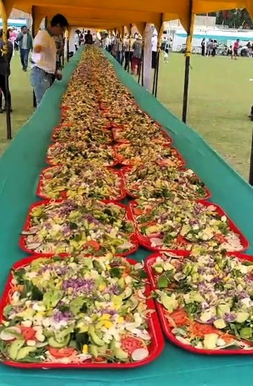 The world’s largest avocado salad, stretching 30 meters long, was the star of an avocado festival promoting the nutritious fruit in Santa María del Valle, Peru.