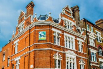 Customers criticize food at pub mentioned in Taylor Swift song. Complaints include small portions, bland flavors, and high prices. Mixed reviews on Tripadvisor, with some praising service but others disappointed with food quality.