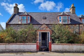 An unassuming cottage in Ardersier, Inverness, is up for auction at £75,000. While the exterior appears standard, the inside is a mess with sunken ceilings, graffiti, and rubbish-filled rooms. Ideal for a DIY enthusiast.