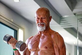 Fighting-fit 70-year-old grandad Wojciech Węcławowicz shares his incredible body transformation after regaining his fitness with the help of his son. His inspiring journey has garnered 6.6 million views on Instagram.