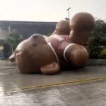 A huge inflatable bear named Pipo was spotted rolling through Cuernavaca, Mexico, during a heavy storm. Tethered to a shopping center, strong gusts sent it flying across town, amusing locals and causing no injuries or significant damage.
