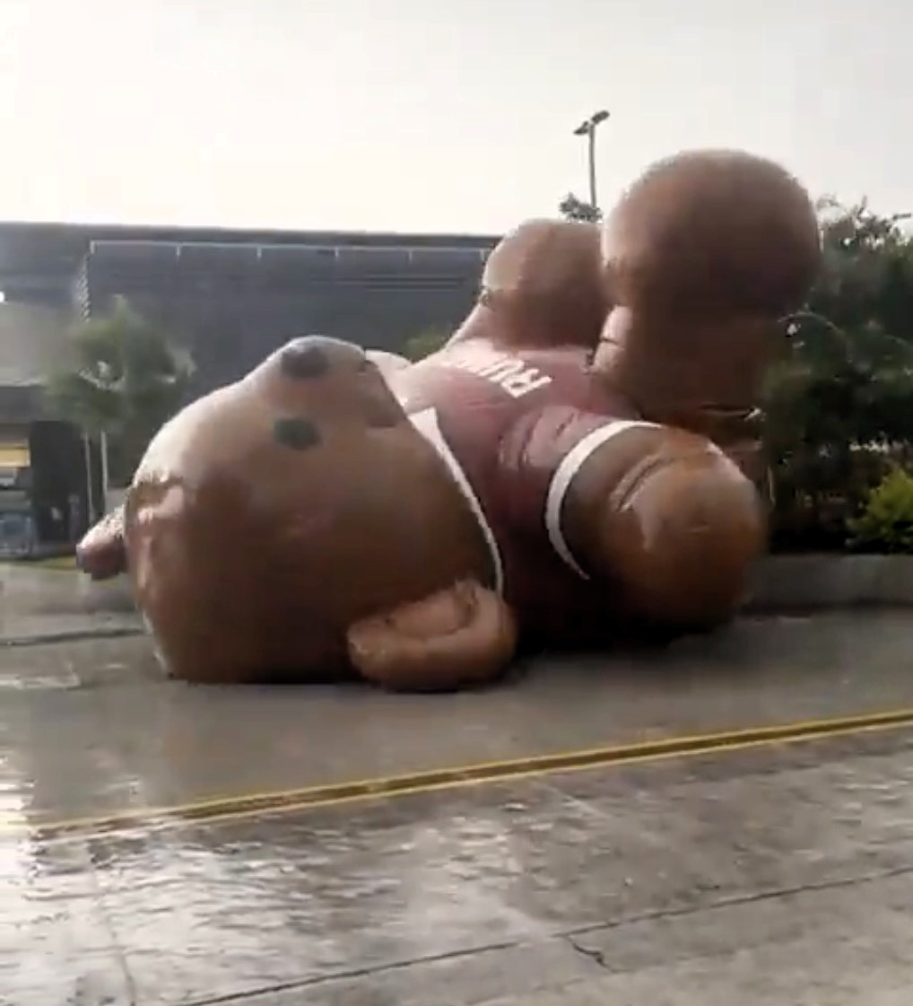 A huge inflatable bear named Pipo was spotted rolling through Cuernavaca, Mexico, during a heavy storm. Tethered to a shopping center, strong gusts sent it flying across town, amusing locals and causing no injuries or significant damage.