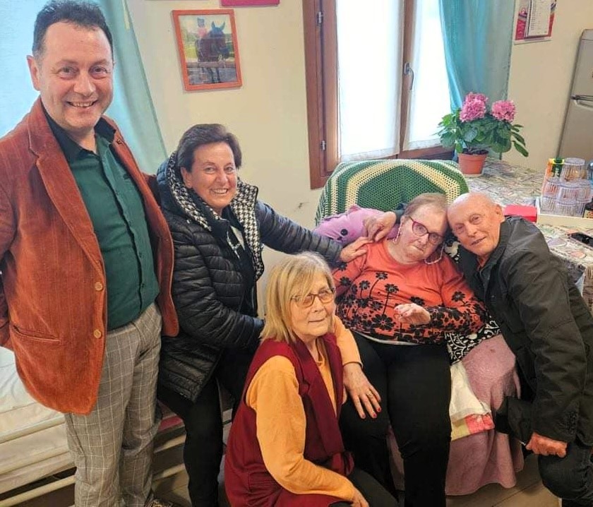 At 80, Paola Franzin discovers she has five siblings she never knew about, thanks to her daughter's persistence and a DNA test, unraveling a family mystery spanning decades.