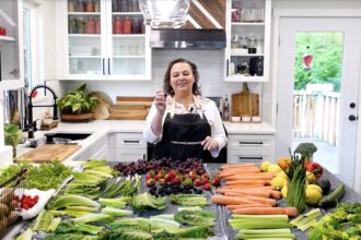 A food blogger and mum, Amy Cross, shares her routine for keeping fresh produce lasting for weeks, reducing food waste, and saving money. Her method includes washing and storing fruits and veggies properly.