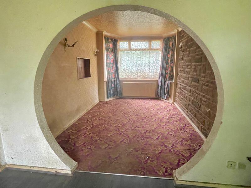 A Birmingham house for £220,000 surprises social media with a "time portal" hole connecting two rooms. Discover this unique feature and why it’s causing a buzz online!