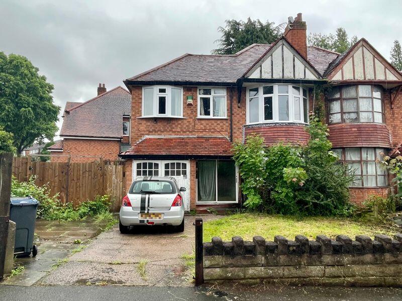 A Birmingham house for £220,000 surprises social media with a "time portal" hole connecting two rooms. Discover this unique feature and why it’s causing a buzz online!