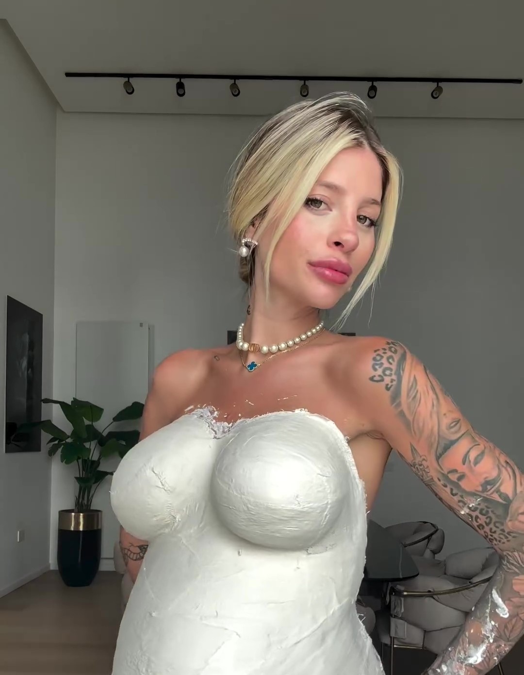 Heavily pregnant model Chiara Nasti, wife of footballer Mattia Zaccagni, faces backlash over chest and baby bump cast video, but receives support from her artist Marcella Loffredo.