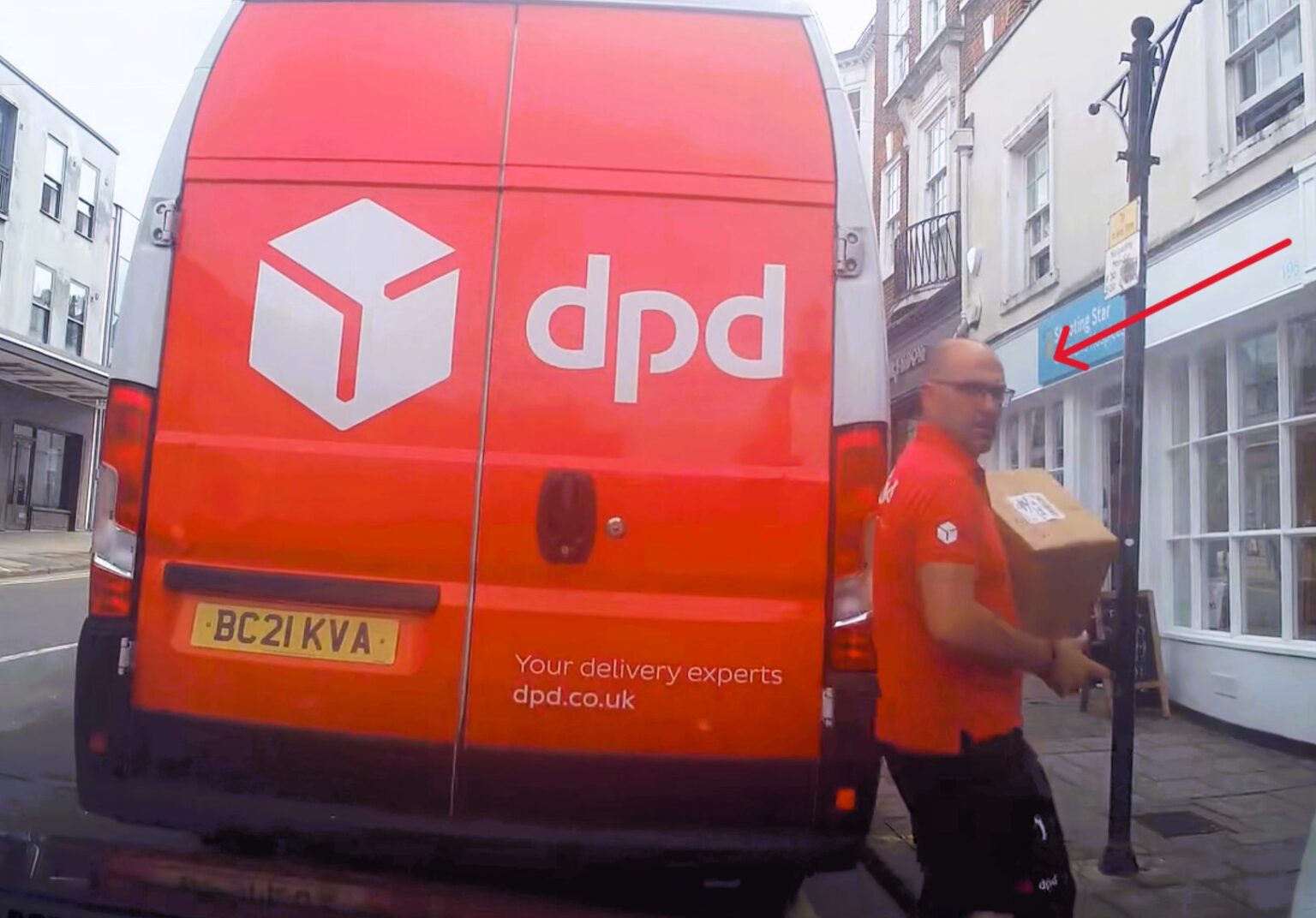 A distracted DPD delivery driver walks into a post in Guildford, Surrey, causing a hilarious dash cam moment. Luckily, he wasn’t hurt. Watch the funny incident unfold.