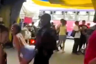 Two women were spotted twerking in front of baffled police officers at a flea market in Mexico City. The viral video, with 1.3 million views, shows the playful encounter, leaving the officers visibly uncomfortable.