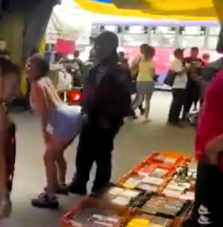 Two women were spotted twerking in front of baffled police officers at a flea market in Mexico City. The viral video, with 1.3 million views, shows the playful encounter, leaving the officers visibly uncomfortable.