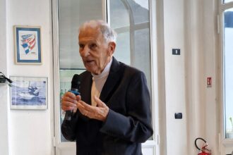 95-year-old scientist Silvio Garattini credits his longevity to a minimal breakfast, a healthy diet, and avoiding medications. Discover his simple yet effective secrets to a long life.