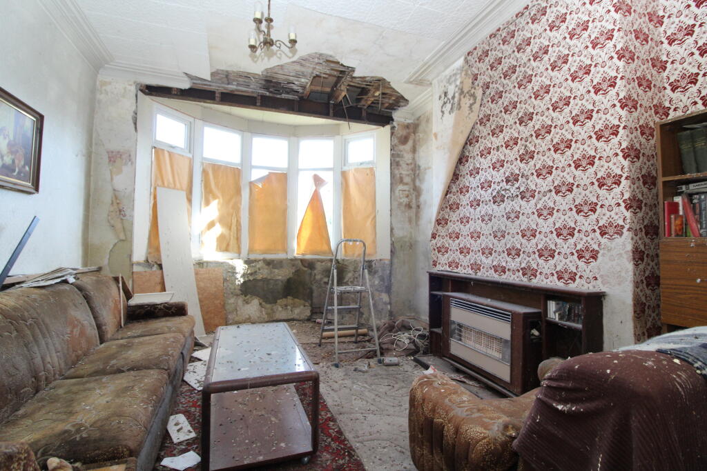£65K Home with Pigeon Problem! Fixer-upper or Feathered Friend's Paradise? See Pics!