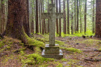 Urban explorer Dave, aka Freaktography, discovers a forgotten cemetery in the ghost town of Anyox, BC, with moss-covered graves of WWI veterans and tragic deaths, sending chills down your spine.