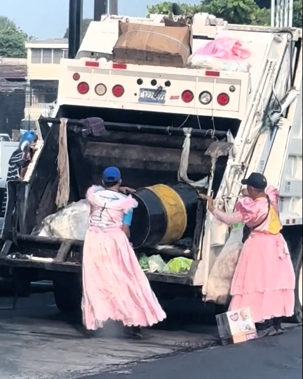 Bin men in El Salvador don princess dresses while collecting rubbish to cheer locals. The TikTok video goes viral with 5.9M views and 7K comments, spreading smiles and joy.