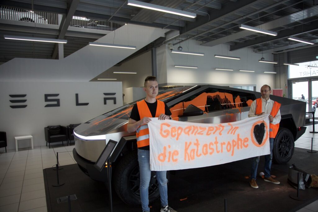 Climate activists from the Last Generation Group doused a Tesla Cybertruck in orange paint, protesting its environmental impact. The viral incident occurred in Hamburg, Germany.