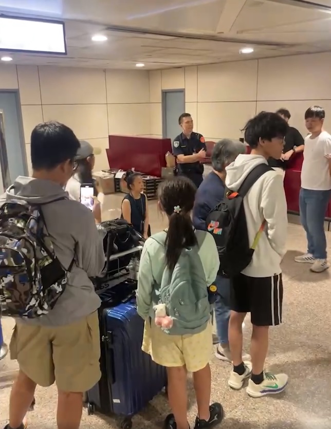 China Airlines supervisor kneels to apologize to passengers after a Typhoon Gaemi delay causes a 3-hour wait for luggage at Taiwan's Taoyuan Airport, sparking social media outrage.