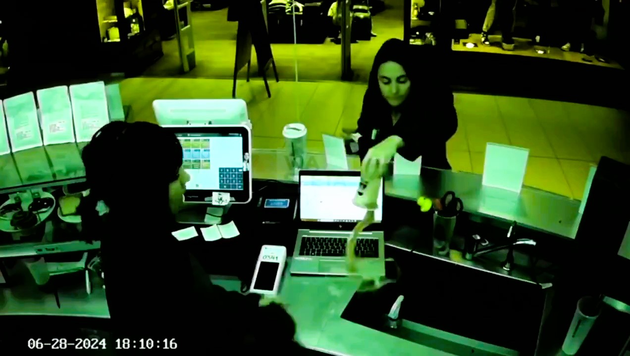 An angry customer in Rosario, Argentina, dumped tea on a barista’s laptop, claiming it was cold despite being informed it would be. The incident was caught on CCTV.