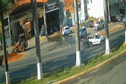 A biker crashed into a truck on the BR-262 highway in Manhuaçu, Brazil, and miraculously landed safely in the cargo bed. The biker was uninjured, but his motorcycle was damaged.