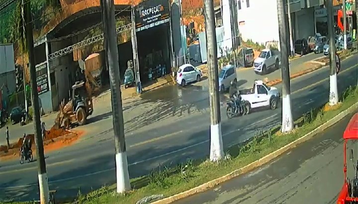 A biker crashed into a truck on the BR-262 highway in Manhuaçu, Brazil, and miraculously landed safely in the cargo bed. The biker was uninjured, but his motorcycle was damaged.