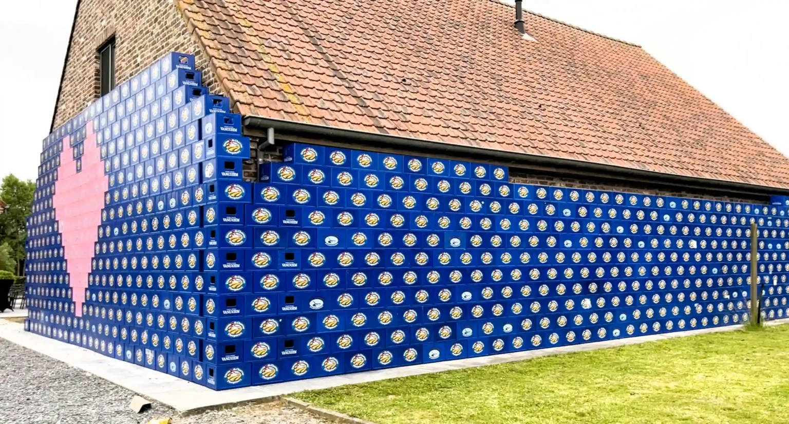 Newlyweds Jérémy Desmet and Maïté Beernaert returned home to find their house barricaded with 2,000 beer crates by friends, filled with Jérémy's favorite beer, in a hilarious tradition.