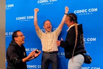 Elijah Wood was stunned at Comic Con Bogotá when a fan proposed to his girlfriend in front of him. The Lord of the Rings star cheered as the woman said "Yes," making the moment unforgettable.