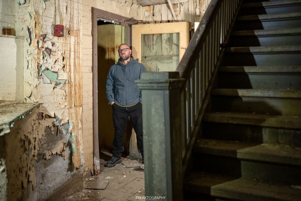 Urban explorer Freaktography discovers 'haunted' funeral home where Harry Houdini was embalmed, revealing eerie rooms and remnants of its past. Watch the captivating exploration!