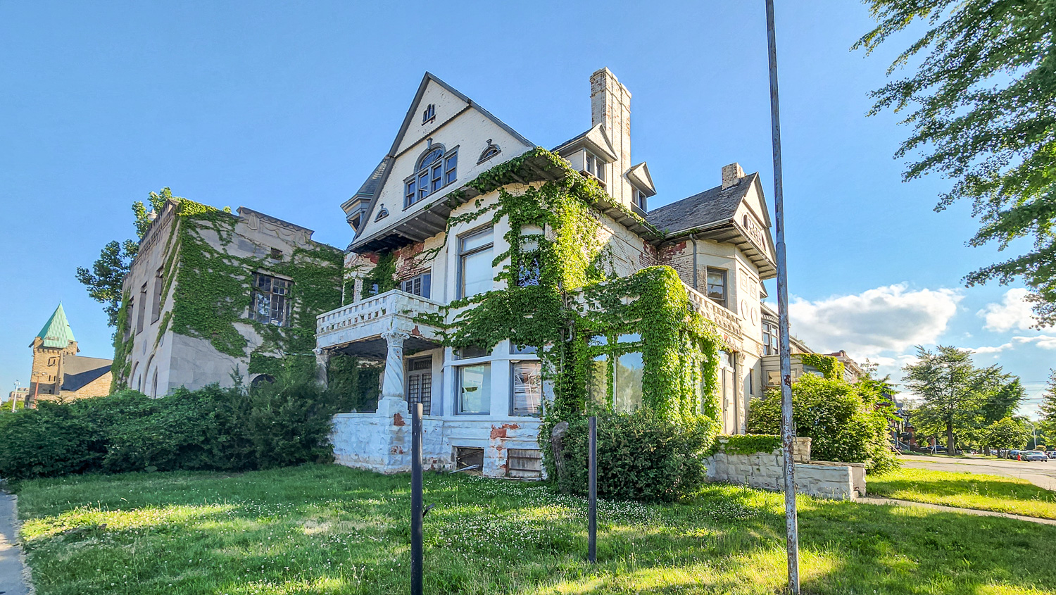 Urban explorer Freaktography discovers 'haunted' funeral home where Harry Houdini was embalmed, revealing eerie rooms and remnants of its past. Watch the captivating exploration!