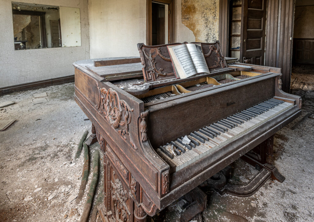 Urban explorer Freaktography discovers 'haunted' funeral home where Harry Houdini was embalmed, revealing eerie rooms and remnants of its past. Watch the captivating exploration!