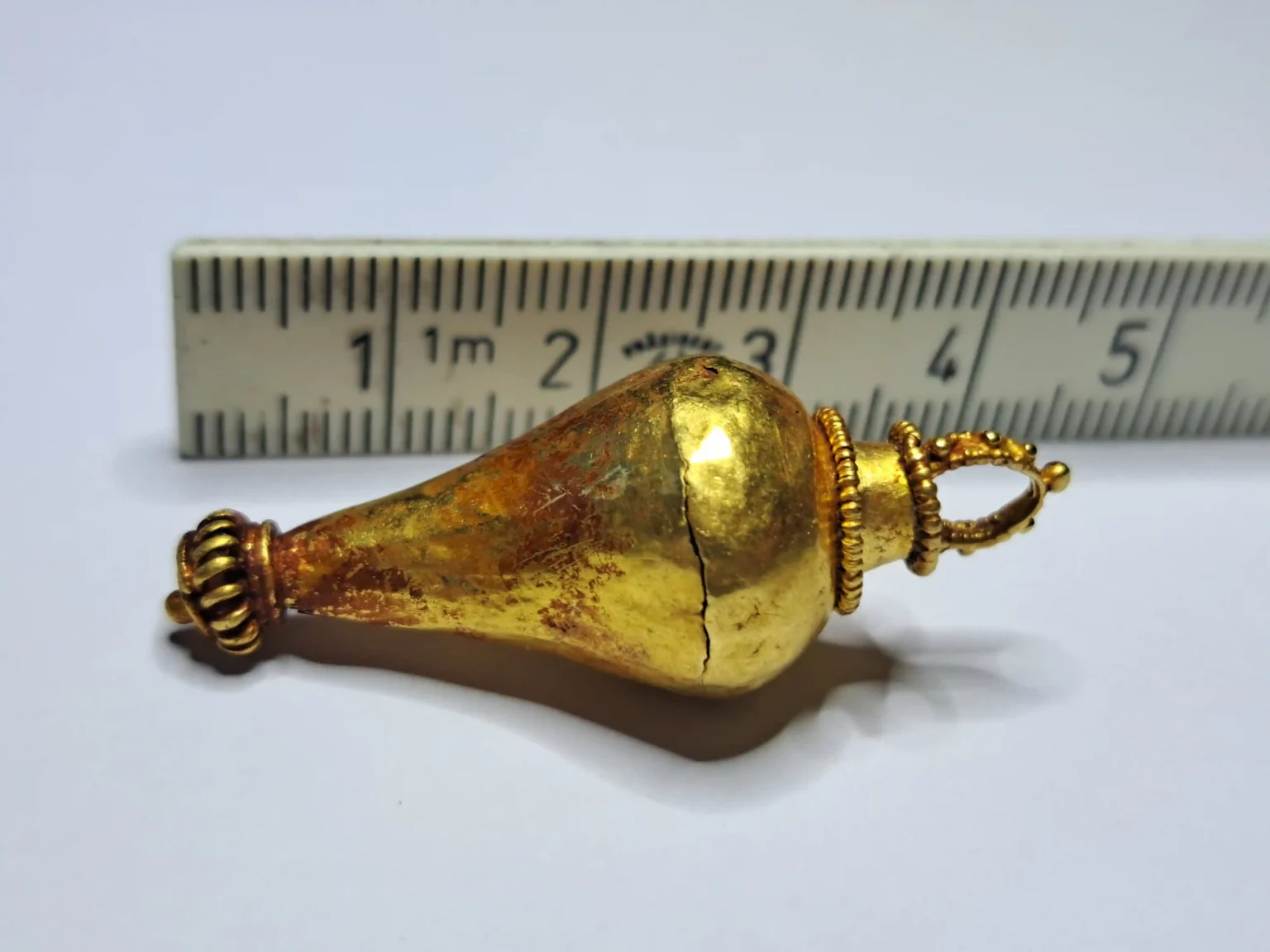Holidaymaker Carlo Bast discovers a rare 2,000-year-old gold pendant while fossil hunting on Rügen Island. Now handed to state authorities, it awaits future museum display.