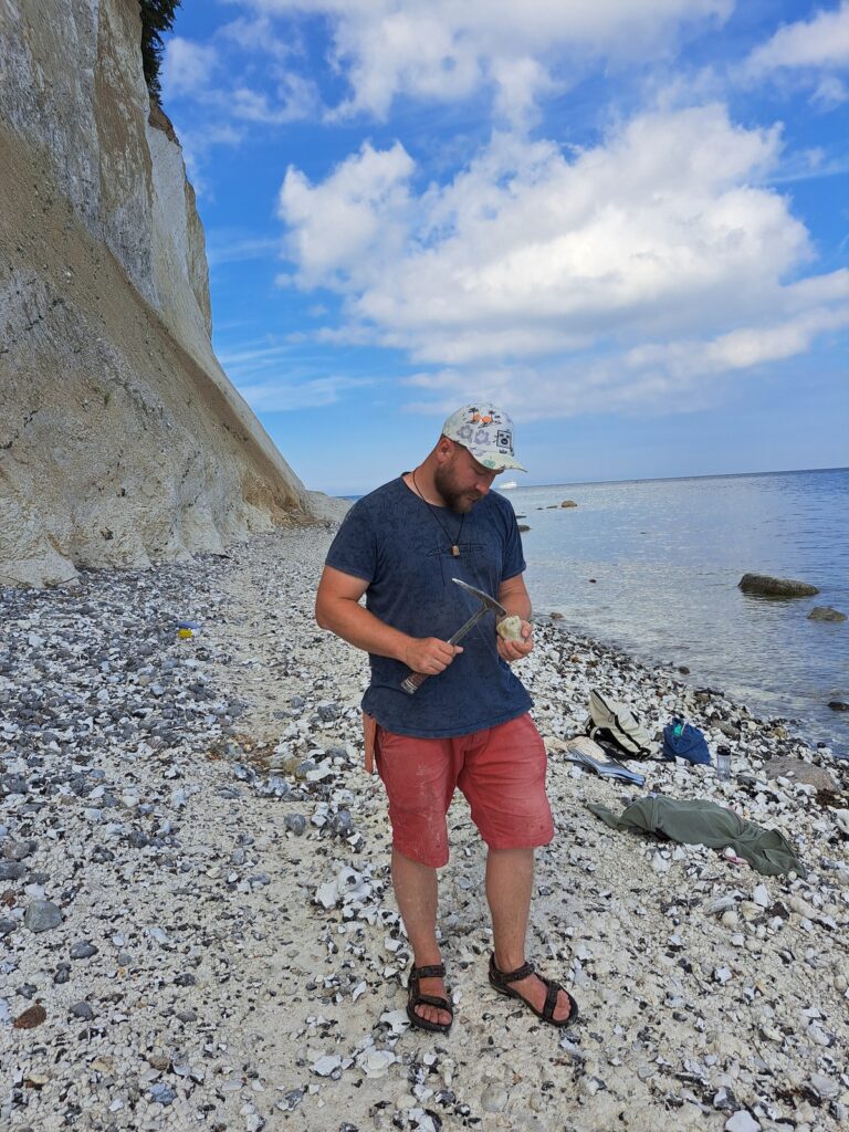 Holidaymaker Carlo Bast discovers a rare 2,000-year-old gold pendant while fossil hunting on Rügen Island. Now handed to state authorities, it awaits future museum display.