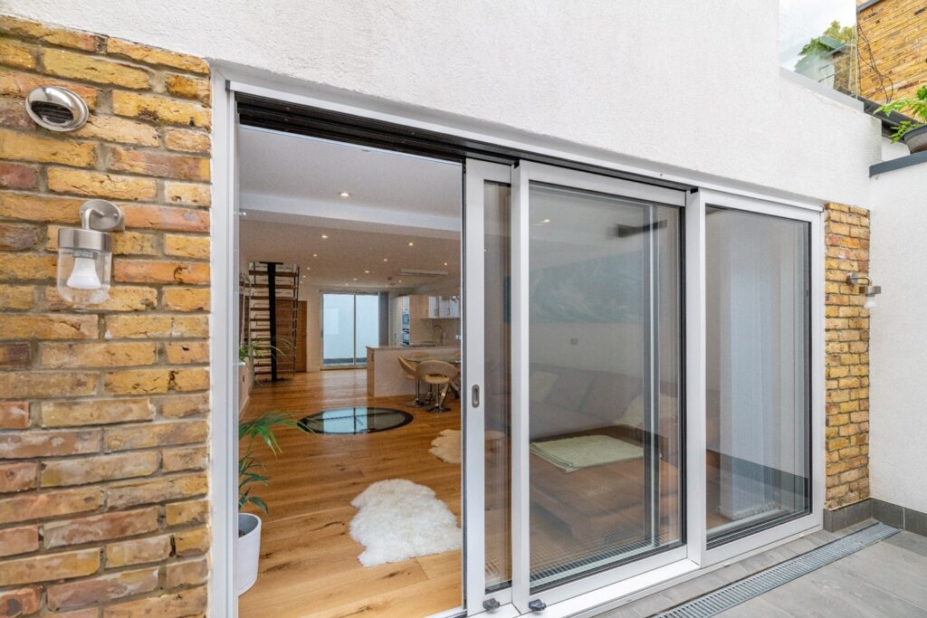 Modern studio flat in Islington for £2,100/month. Features oak flooring, quartz kitchen, private patio, and superfast broadband. Unique mezzanine bed setup.