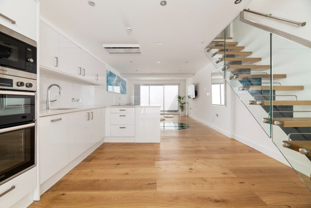 Modern studio flat in Islington for £2,100/month. Features oak flooring, quartz kitchen, private patio, and superfast broadband. Unique mezzanine bed setup.