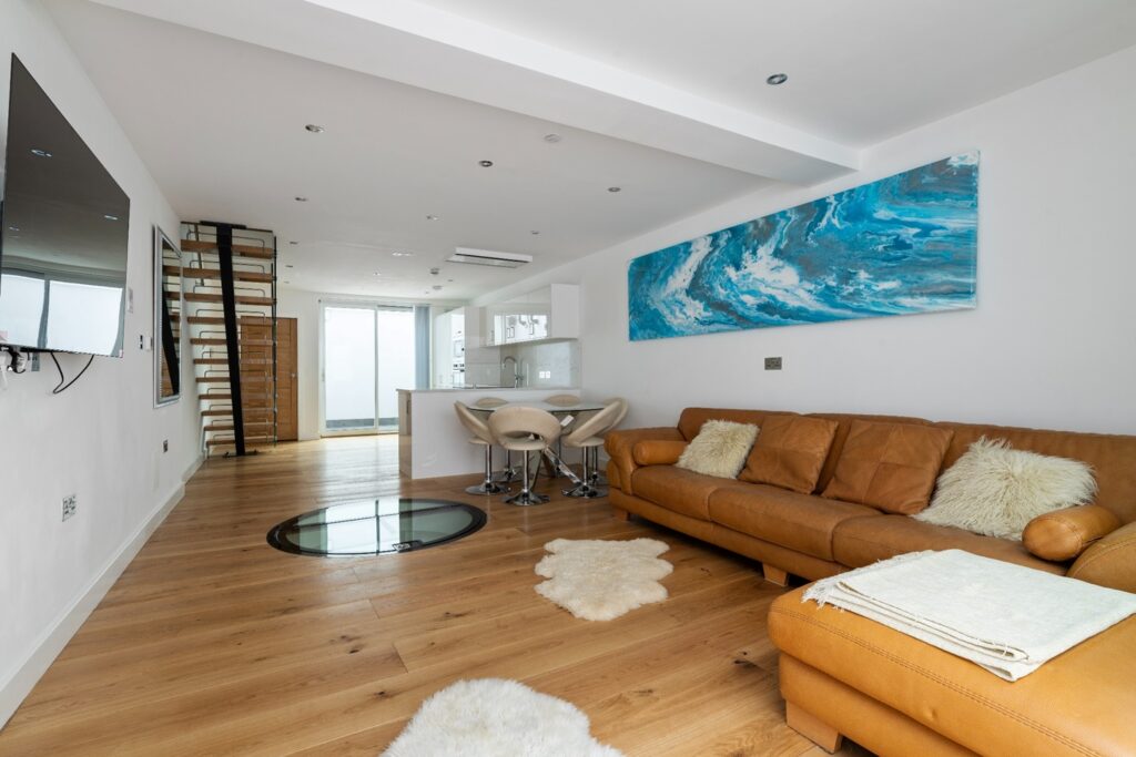 Modern studio flat in Islington for £2,100/month. Features oak flooring, quartz kitchen, private patio, and superfast broadband. Unique mezzanine bed setup.