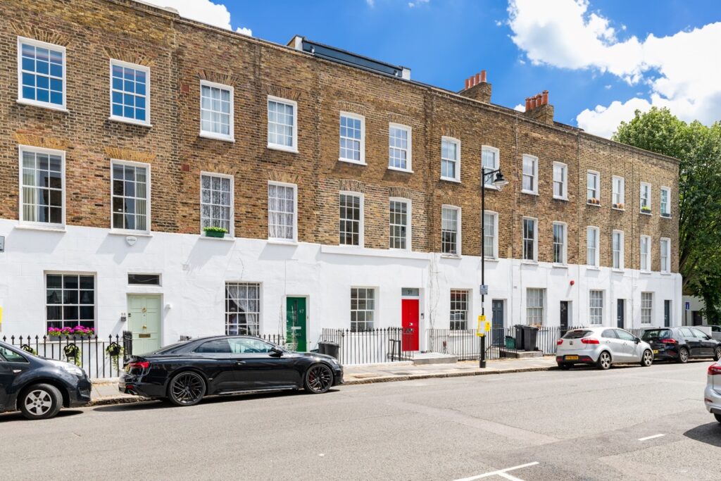 Modern studio flat in Islington for £2,100/month. Features oak flooring, quartz kitchen, private patio, and superfast broadband. Unique mezzanine bed setup.