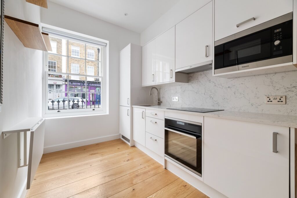 Modern studio flat in Islington for £2,100/month. Features oak flooring, quartz kitchen, private patio, and superfast broadband. Unique mezzanine bed setup.