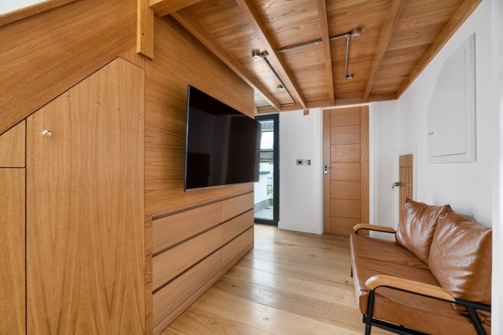 Modern studio flat in Islington for £2,100/month. Features oak flooring, quartz kitchen, private patio, and superfast broadband. Unique mezzanine bed setup.