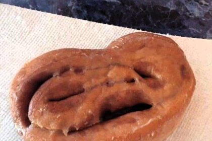 Man baffled after finding E.T.'s face on his doughnut. Savon Cummings, 30, discovered the famous alien while heating up a treat at his grandmother's house in Illinois.