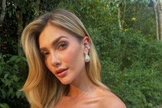 Miss Universe model María Fernanda Aristizábal harassed by stalker with threatening messages. Police investigation ongoing as she changes her phone number multiple times.