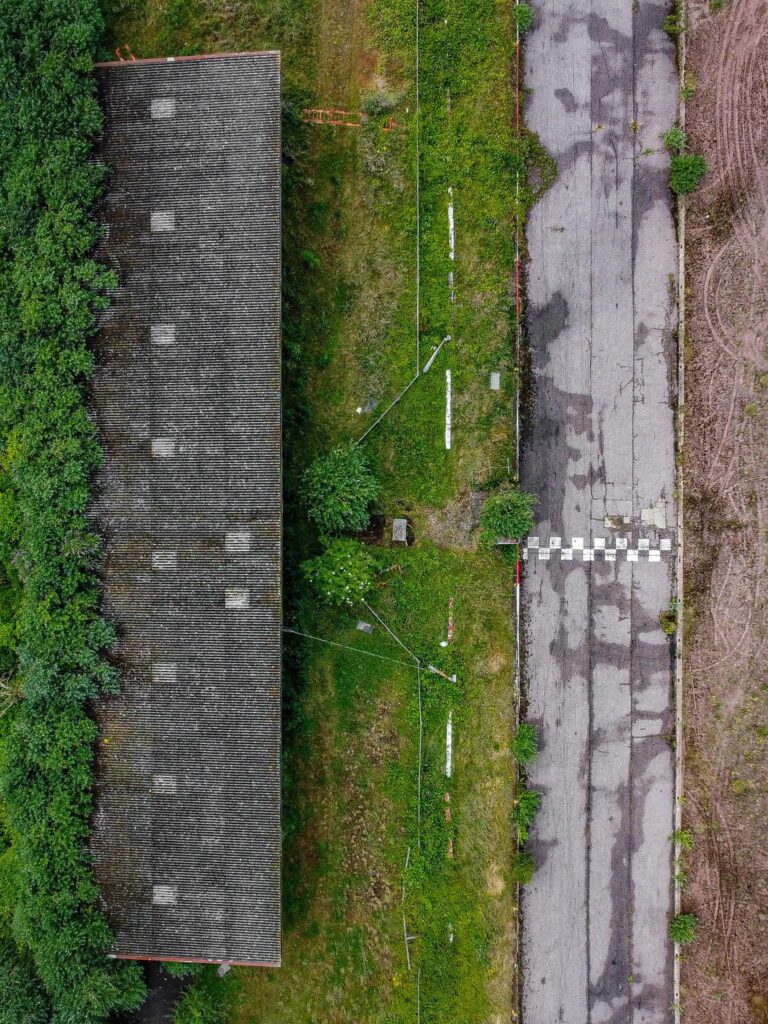 An explorer discovered the abandoned Arena Essex racetrack, now reclaimed by nature. Once a bustling site, it closed in 2018. Fans recall fond memories of the track.