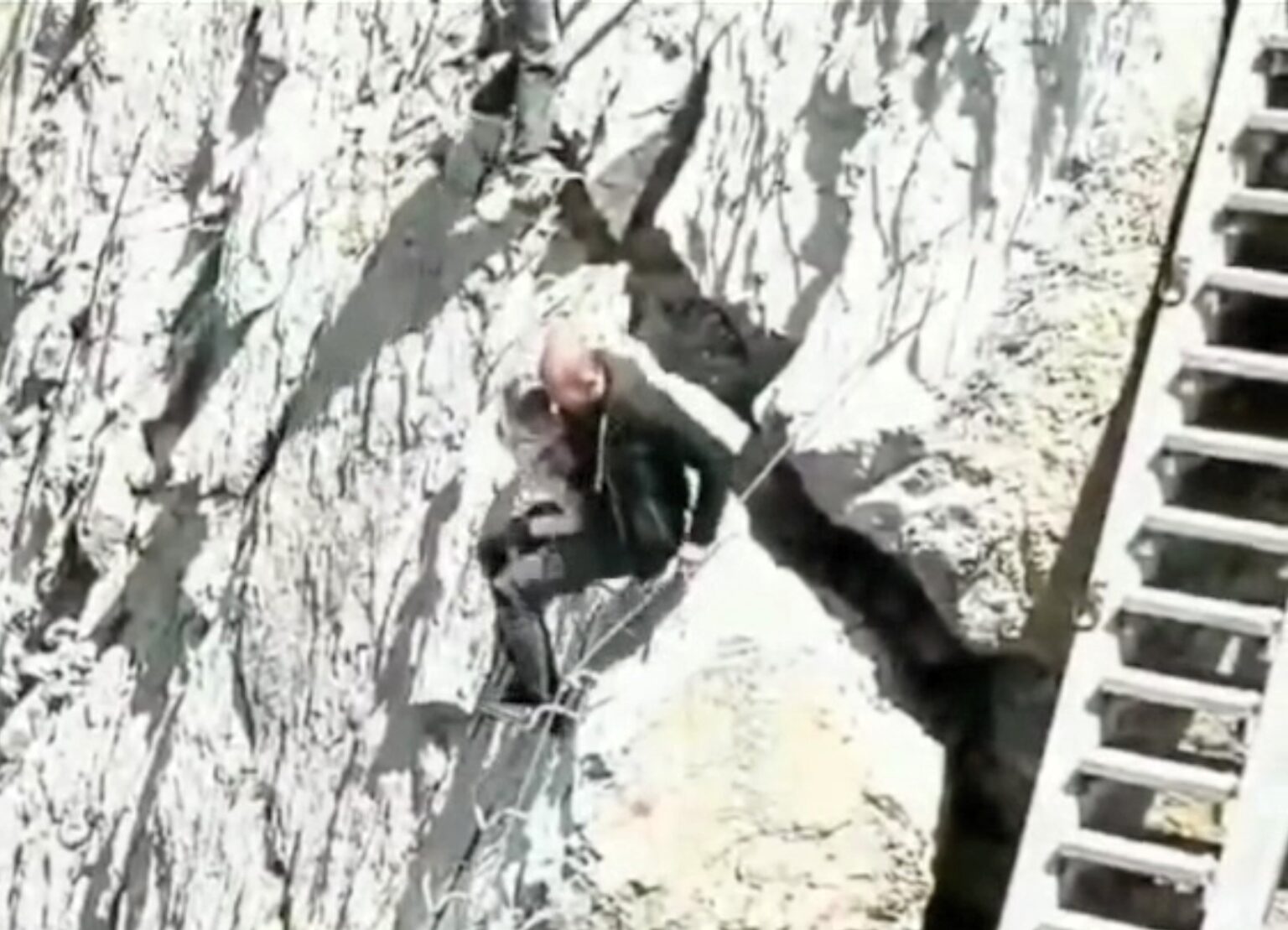 Parents spark outrage by taking their toddler on a dangerous climb without safety gear in the Dolomite Mountains. Shocking footage ignites a debate on safety and common sense.