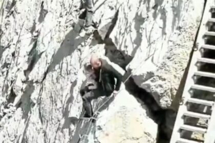 Parents spark outrage by taking their toddler on a dangerous climb without safety gear in the Dolomite Mountains. Shocking footage ignites a debate on safety and common sense.