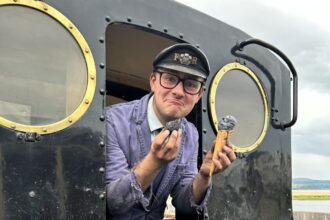 A wacky coal-like ice cream has baffled customers at Ffestiniog and Welsh Highland Railway, Porthmadog. The unique treat, actually vanilla-flavored, is a hit this summer.