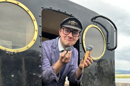 A wacky coal-like ice cream has baffled customers at Ffestiniog and Welsh Highland Railway, Porthmadog. The unique treat, actually vanilla-flavored, is a hit this summer.