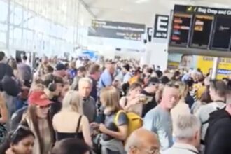 A Microsoft outage caused chaos at Stansted Airport, forcing staff to write boarding passes by hand. Passenger Rafa de Miguel endured a three-hour queue with over 2,000 people.