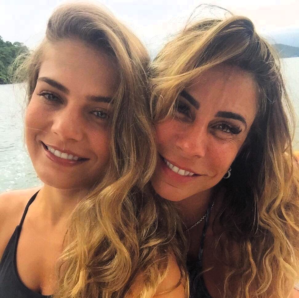 Superfit gran Andréa Sunshine, 54, often mistaken for her daughter’s sister, shares how younger men's attention causes rifts but highlights their close bond and shared lifestyle.