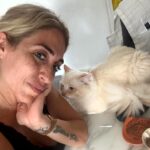 Psychic Sinem Salman reveals her unlikely assistant: a two-year-old ragdoll cat who helps with tarot readings, sensing clients' emotions and pointing to cards. A unique duo!