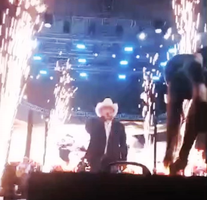 Quick-thinking singer saves fan engulfed by pyrotechnic sparks during a Los Ávila concert. The young woman, unharmed and smiling, returns to the crowd after the fiery mishap.