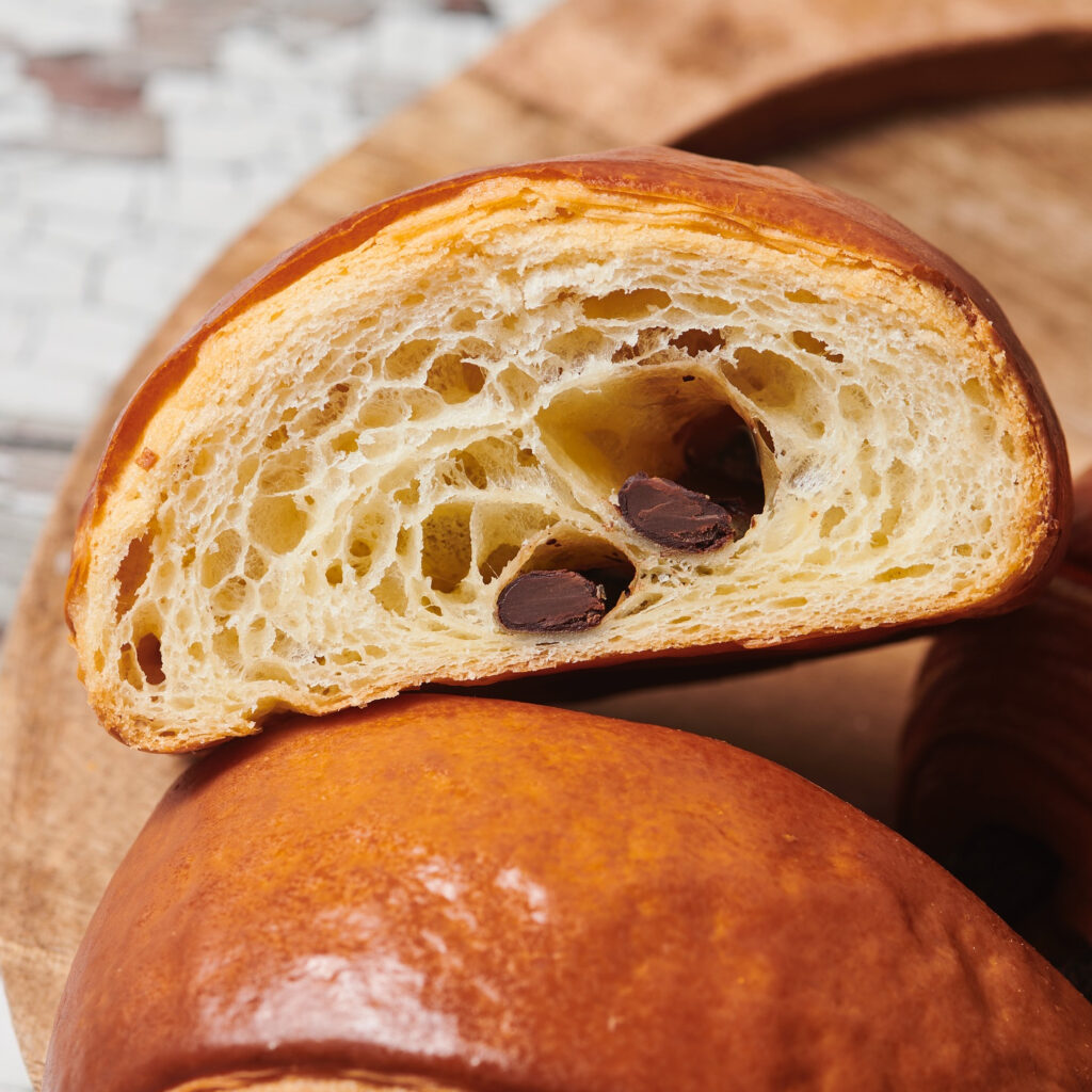 Phillippe Conticini's famous XXXL croissant in London drops to £20, but only at the new Islington boutique. Indulge in this viral treat, perfect for sharing with friends and family.